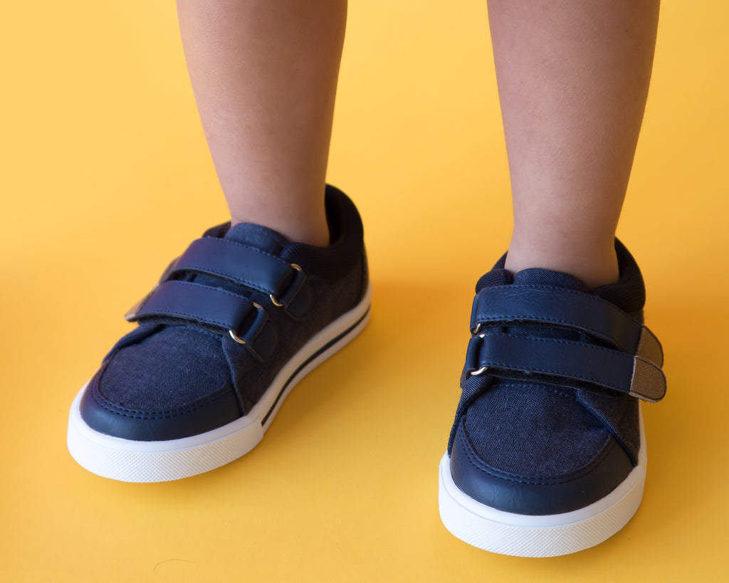 Tenis que cierra con Velcro Modelo Tiny LBD