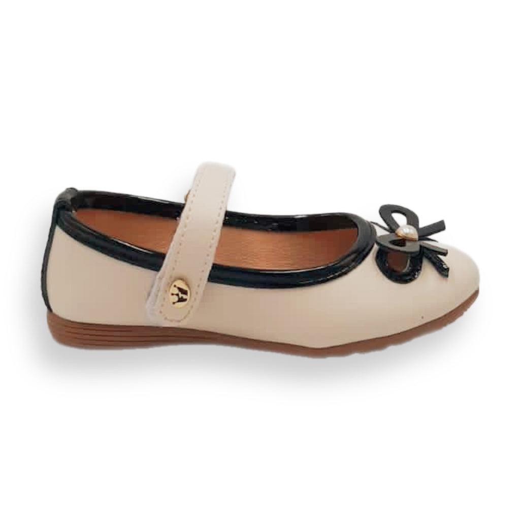 Zapatilla con cierre de velcro con moño y detalle de perla modelo 23895