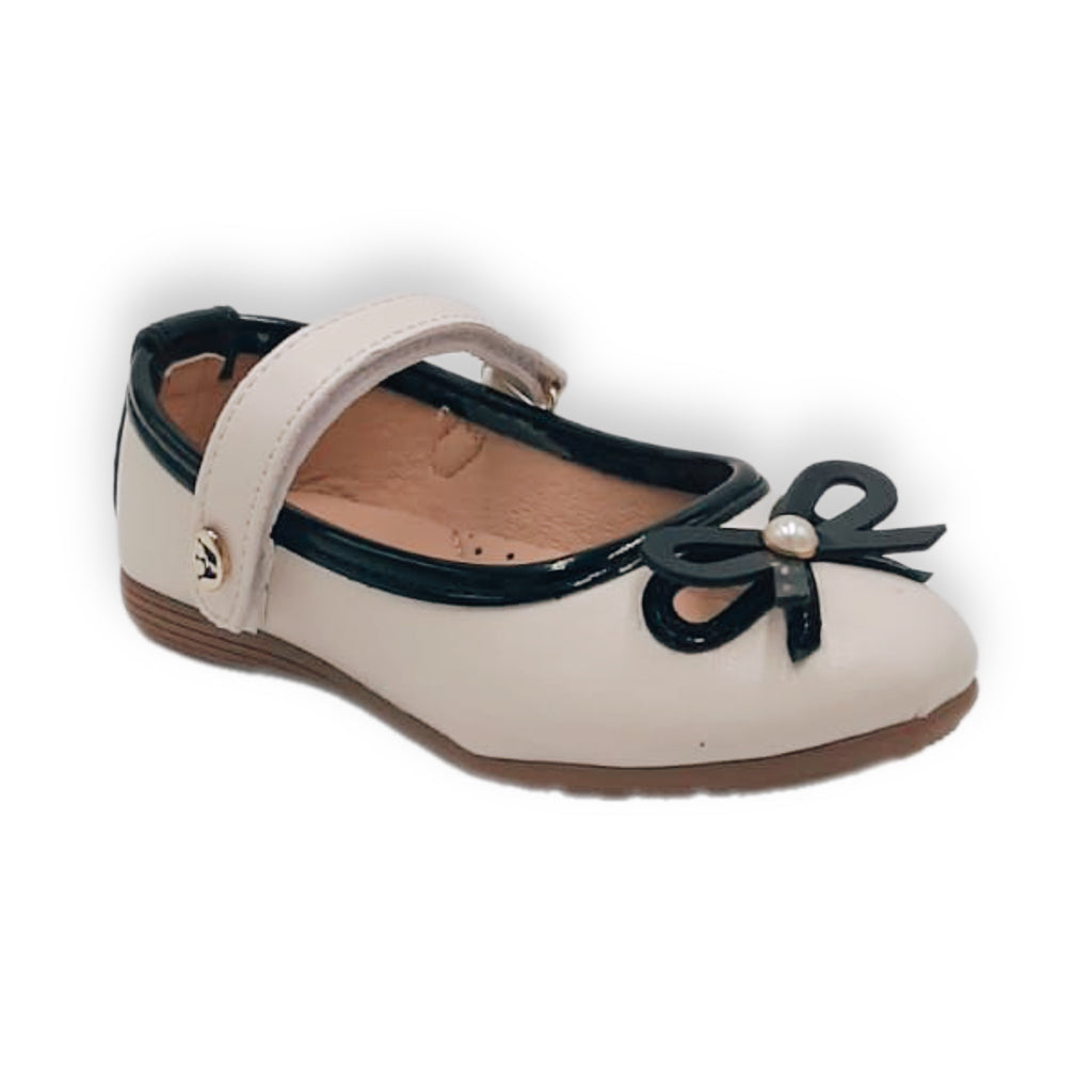 Zapatilla con cierre de velcro con moño y detalle de perla modelo 23895