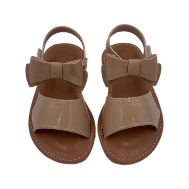 Sandalia plana en color caqui para niña con detalle de moño