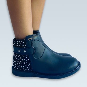 Botin con estrellas en la parte de atras y adorno de corazon color negro modelo 21252N