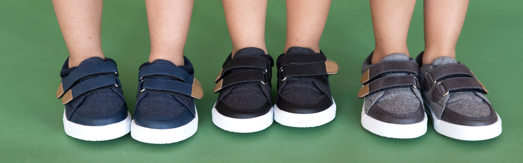 Tenis que cierra con Velcro Modelo Tiny LBD